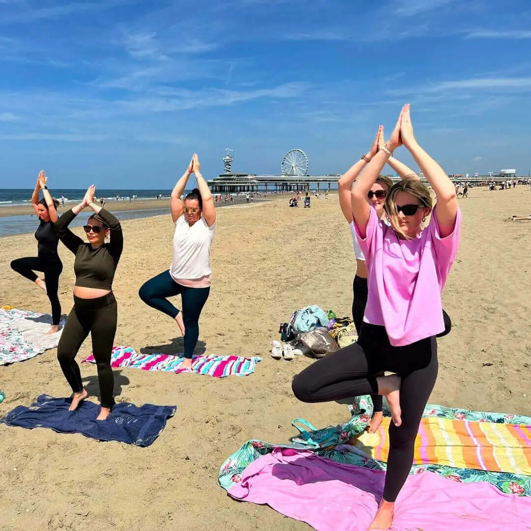 kom-tot-rust-tijdens-een-yoga-workshop-op-het-strand-van-Schevenigen Bier