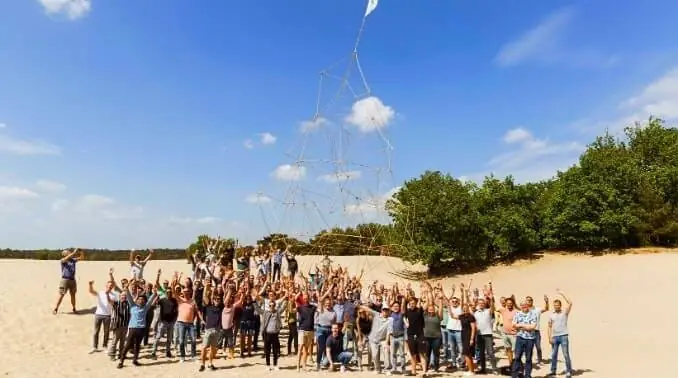 mege-bamboe-toren-op-locatie Aanzoek op zee 2