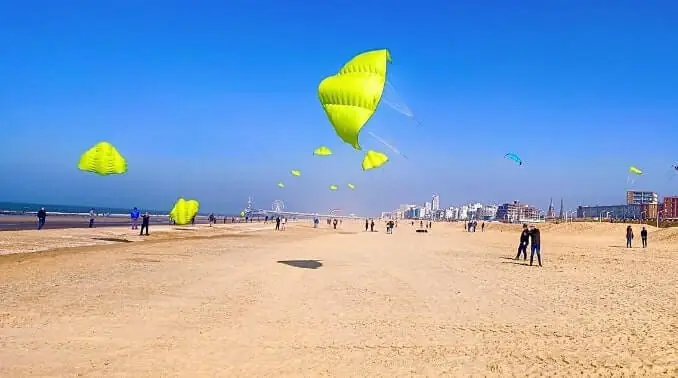 powerkiten-op-het-strand-van-scheveningen powerkiten scheveningen